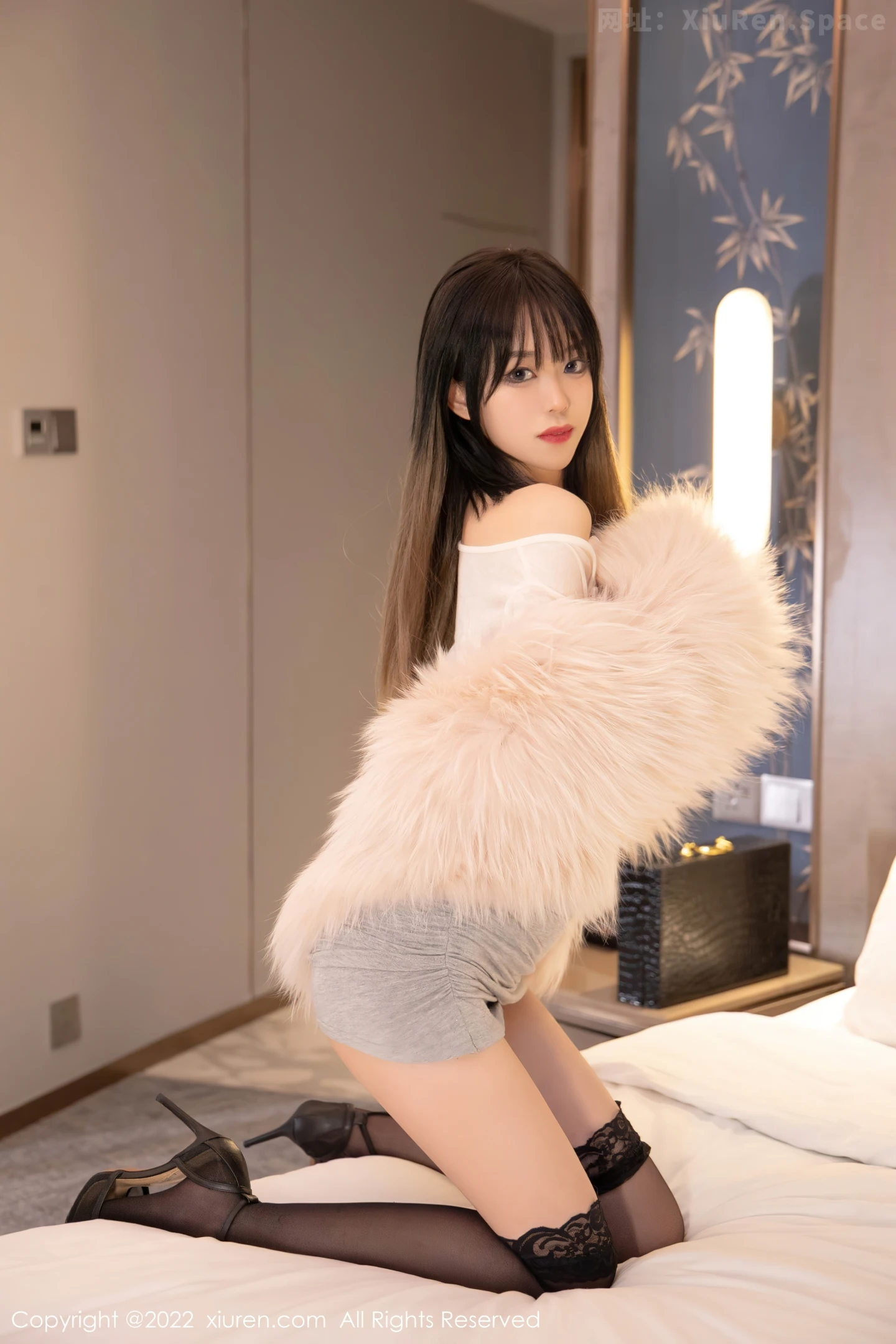 图片[5]-[XiuRen秀人网]VOL.4441 模特奶瓶皮草下白色轻透上衣配蕾丝袜半脱秀惹火身材诱惑写真50P-秀人网官方网站